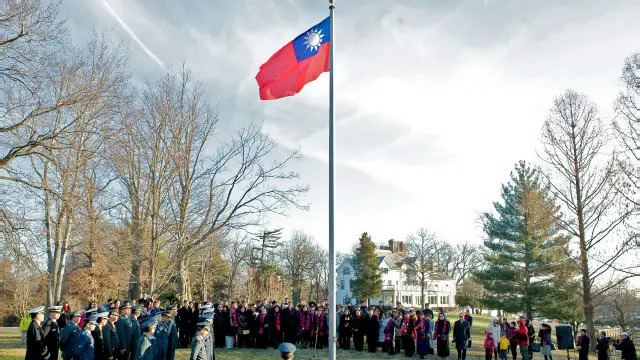 2015年1月,台湾外交官员在美国华盛顿的大使馆旧址举行升旗仪式庆祝新年。