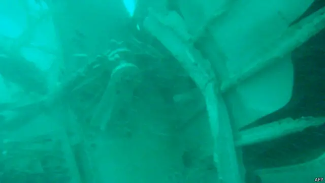 Một mảnh vỡ được xác nhận là từ máy bay của AirAsia