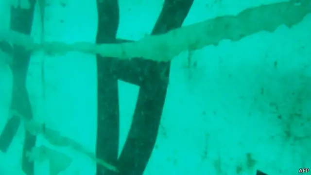 Bagian ekor pesawat AirAsia yang ditemukan pada pekan ini. 