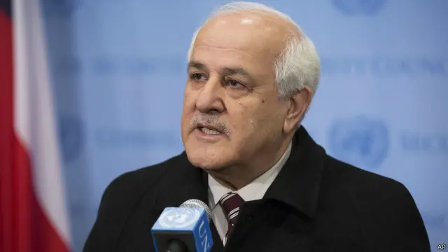 مندوب فلسطين في الأمم المتحدة رياض منصور يتحدث للصحفيين بعد تقديم طلب الانضمام لمحكمة الجنايات الدولية.