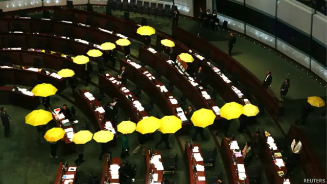 林郑月娥到香港立法会宣读咨询文件声明时，27名立法会民主派议员撑起黄色雨伞离场抗议。