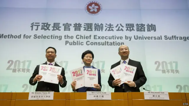 香港政务司司长林郑月娥（中）、律政司司长袁国强（左）与政 制及内地事务局局长谭志源（右）介绍次轮政改咨询（7/1/2015 ）