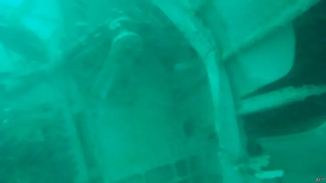  ایئر ایشیا کا جہاز 28 دسمبر کو انڈونیشیا کے شہر سورابایا سے سنگاپور جا تے ہوے خراب موسم میں لاپتا ہوگیا تھا اور اب اس کا ملبہ 30 میٹر گہرے سمندر میں پڑا ہے