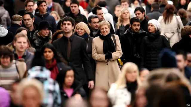 伦敦人口这些年来持续增长有好几个因素，这包括人们的寿命延长以及现在37%的伦敦人都出生在国外。