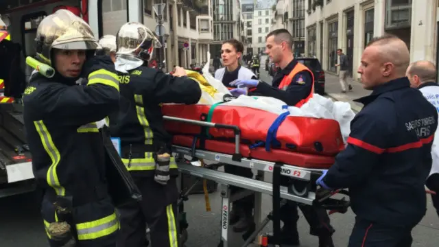 தாக்குதல் நடந்த இடத்தில் மருத்துவப் பணியாளர்கள்