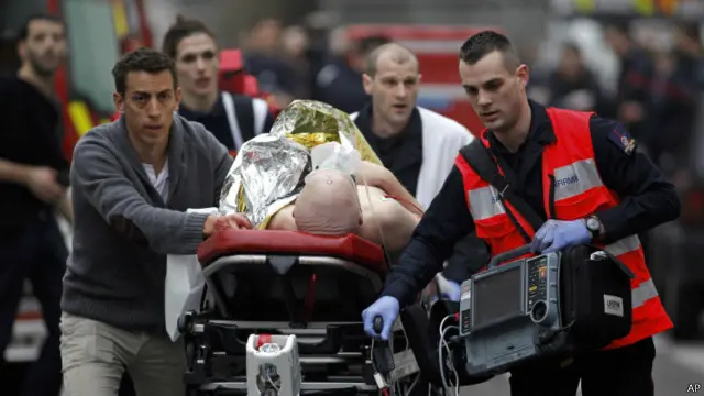 انتقال یکی از زخمیها به بیمارستان