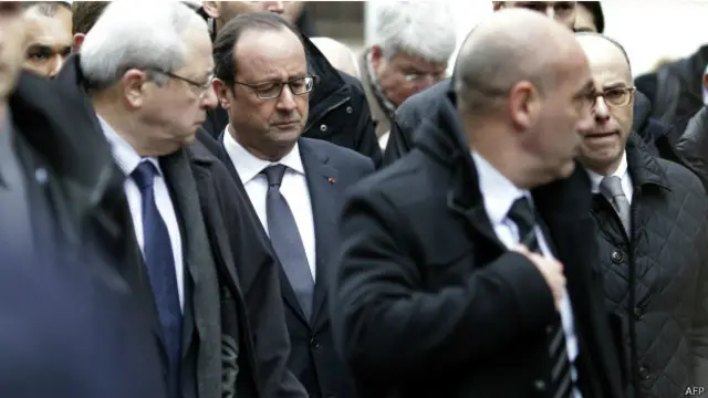 رئیسجمهور فرانسه کمی بعد از حمله از دفتر مجله شارلی ابدو بازدید کرد