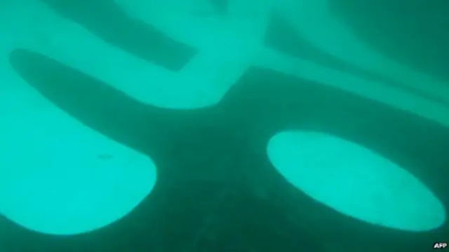 Bagian ekor pesawat Air Asia terbenam lumpur dan pasir di Selat Karimata