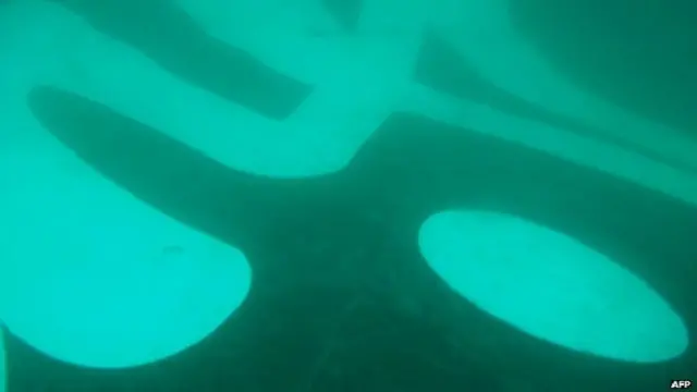 Tim penyelam sebelumnya menemukan bagian ekor pesawat AirAsia.