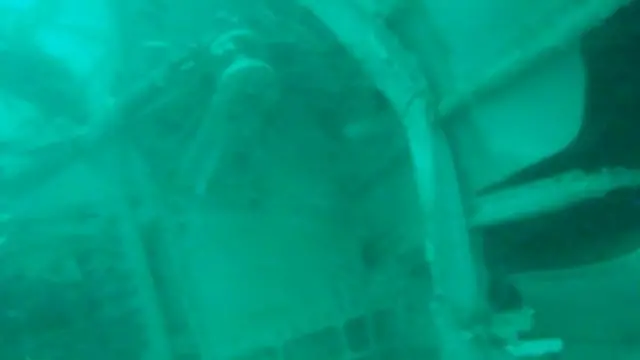 Bagian ekor pesawat AirAsia terkubur lumpur dan pasir di Selat Karimata