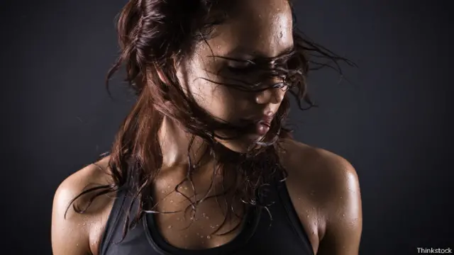 Mientras más ejercicio se haga más se suda, por lo que se relaciona la sudoración a la pérdida de peso.