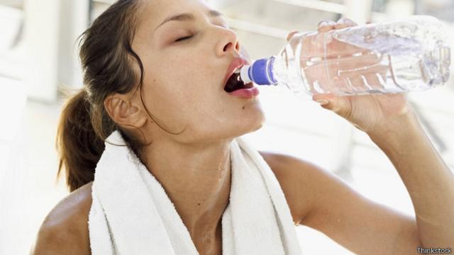 El líquido que se pierde por sudar es necesario reponerlo bebiendo agua y otras sustancias hidratantes.