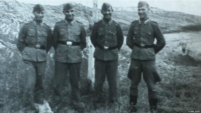 Soldados alemanes posando. Fotografía: Clare Hunt.