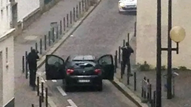 Нападение было хорошо спланировано, а его ход снимали с крыши соседнего дома