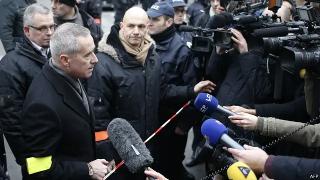 رئيس شرطة باريس كريستيان فلاش يتحدث إلى الصحفيين بعد وصوله لمقر المجلة.