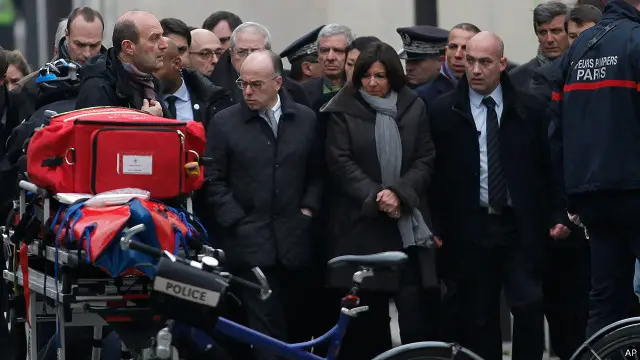 وزير الداخلية الفرنسي برنار كازينيف توجه إلى مكان وقوع الهجوم، وهو هنا بصحبة عمدة باريس.
