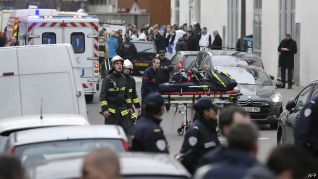 رجال الإطفاء الفرنسيون يحاولون بلوغ مقر مجلة "شارلي إبدو" حيث وقع إطلاق النار.