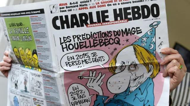 آخر عدد من "شارلي إبدو" يتصفحه أحد القراء.