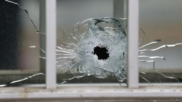 أثر رصاصة في إحدى النوافذ بعد هجوم مسلحين على مقر مجلة "شارلي إبدو" في العاصمة الفرنسية باريس.