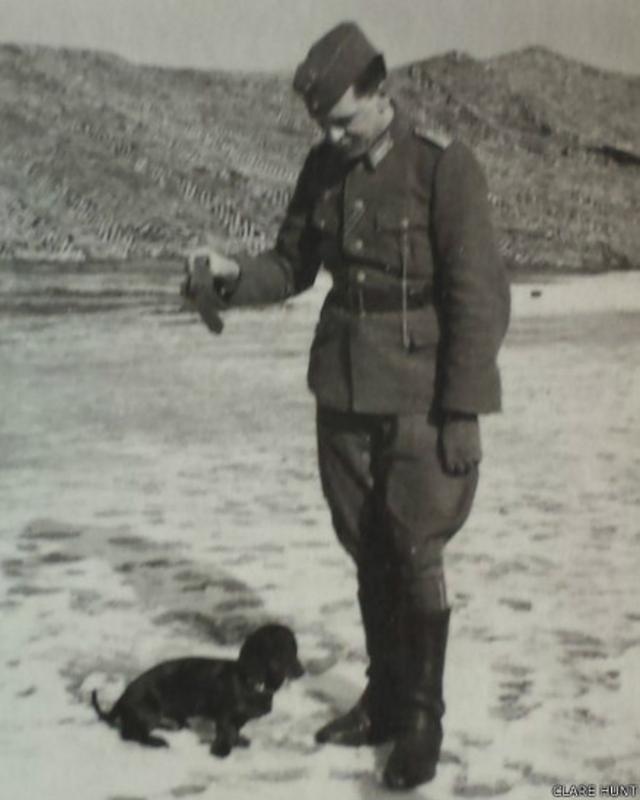 Soldado alemán con un perro. Fotografía: Clare Hunt.