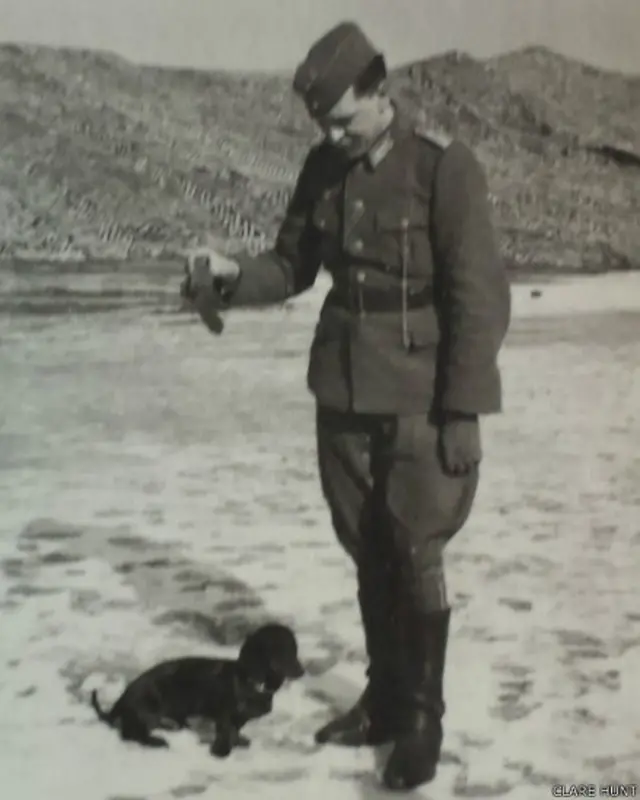 Soldado alemán con un perro. Fotografía: Clare Hunt.