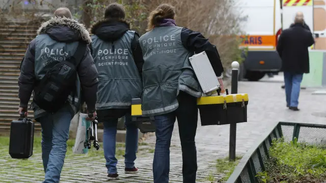 محققو الشرطة يتوجهون إلى مكان وقوع الهجوم في باريس.