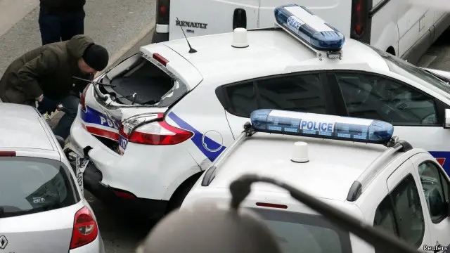 الشرطة الفرنسية تفتش السيارات بعد تصادم سيارتين عقب الهجوم الذي وقع على مجلة "شارلي إبدو".