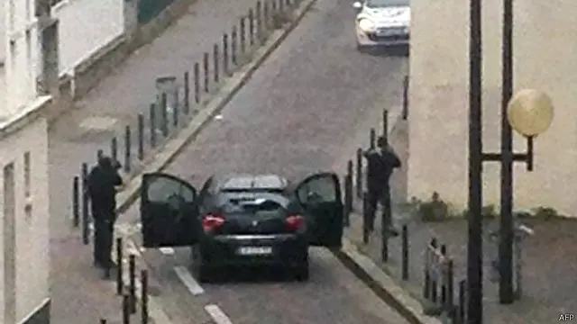 نقاب پوش حملہ آور ایک گاڑی میں فرار ہو گئے