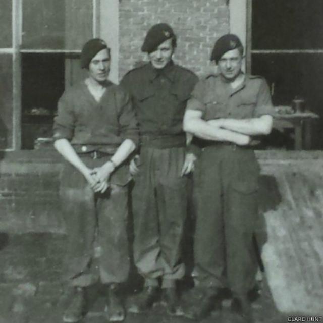 Arthur Thompson (centro) posando con dos compañeros soldados. Fotografía: Clare Hunt.