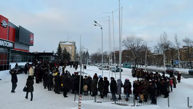 Донецк, очередь за гуманитарными пайками