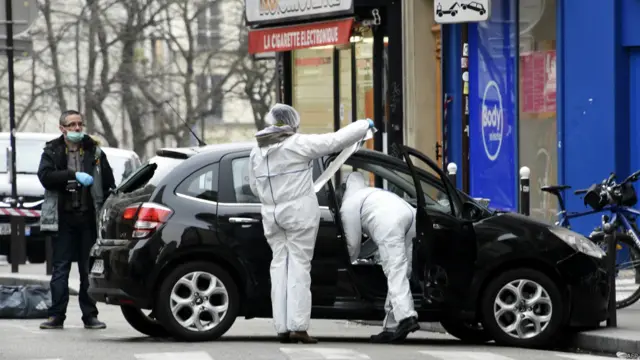 فرانسیسی صدرفرانسوا اولاند کا کہنا ہے کہ اس میں کوئی شک نہیں ہے کہ یہ دہشت گردی کا واقعہ ہے۔ حکام کے مطابق کم از کم دو مسلح افراد نے رائفلوں کی مدد سے رسالے کے دفتر میں فائرنگ کی اور ایک گاڑی میں فرار ہونے سے پہلے ان کا پولیس کے ساتھ فائرنگ کا تبادلہ ہوا۔