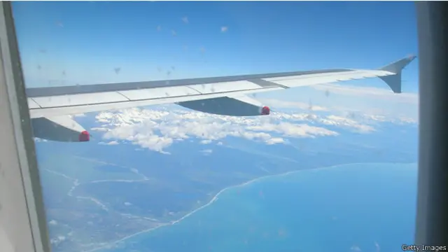 Вид крыла самолета из иллюминатора