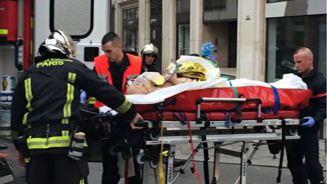 فرانس کے دارالحکومت پیرس میں حکام کے مطابق مشہور طنزیہ رسالے ’چارلی ایبڈو‘ کے دفتر پر مسلح افراد کے حملے میں کم از کم 12 افراد ہلاک اور متعدد زخمی ہو گئے۔