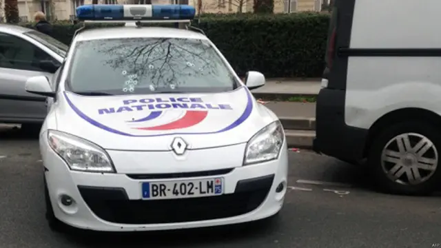 حکام کا کہنا ہے کہ مسلح افراد کے حملے میں ہلاک ہونے والوں میں دو پولیس اہلکار بھی شامل ہیں۔فرانسیسی ذرائع ابلاغ کے مطابق بظاہر یہ حملہ مسلمان شدت پسندوں نے کیا ہے۔