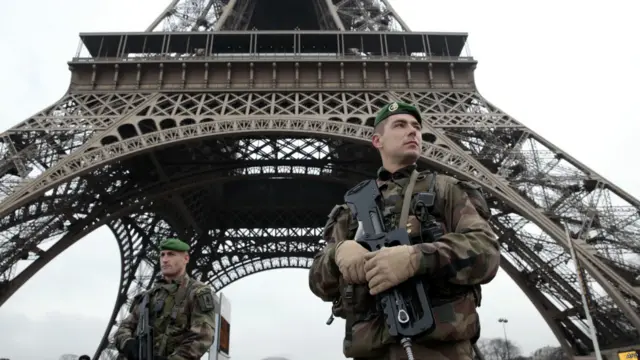 اس واقعے کے بعد پیرس میں سکیورٹی کے انتظامات مزید سخت کر دیے گئے ہیں اور اہم مقامات کی حفاظت کے لیے مسلح اہلکار تعینات کیے گئے ہیں