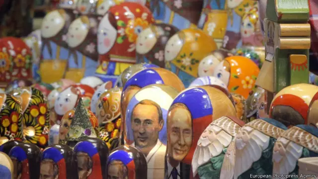 Матрешки с изображением президента Путина в магазине в центре Москвы. Декабрь 2014 г.