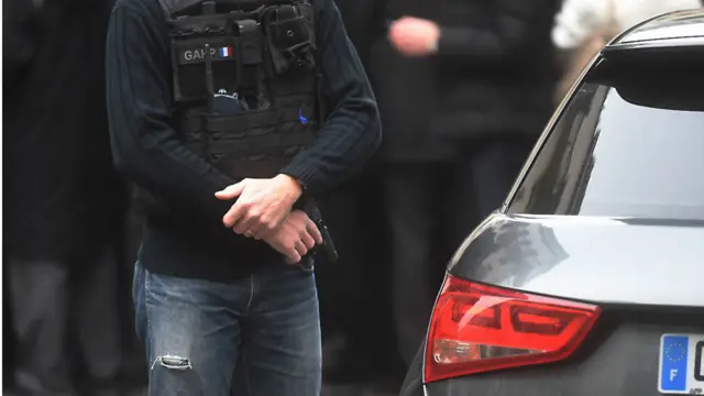 پیرس کی پولیس نے شہر اور اس کے نواح میں حملہ آوروں کی تلاش کے لیے بہت بڑی کارروائی کا آغاز کر دیا ہے۔