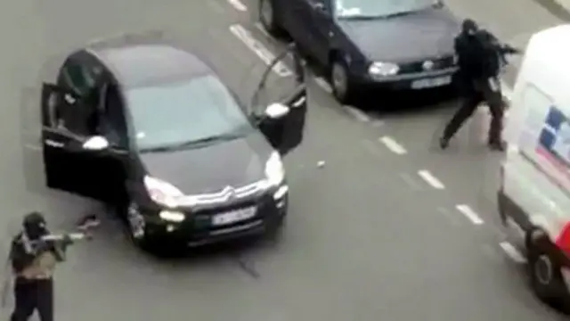 Para pelaku penyerangan sempat tertangkap kamera video amatir saat beraksi.