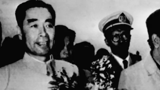 中华人民共和国建国以来就担任总理、历任中共中央副主席、中共中央军委副主席的周恩来。