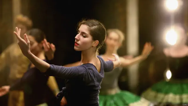 دبئی میں فرانس کے فنکار رقص کی پرفارمنس سے پہلے پریکٹس کر رہے ہیں۔ان فنکاروں کا تعلق پیرس کے اوپرا بیلت گلا سے ہے اور رقص کی یہ پرفارمنس دبئی کے فائیو سٹار ہوٹل مدينۃ الجميرا میں منعقد ہو رہی ہے۔