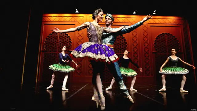 دبئی میں فرانس کے فنکار رقص کی پرفارمنس سے پہلے پریکٹس کر رہے ہیں۔ان فنکاروں کا تعلق پیرس کے اوپرا بیلت گلا سے ہے اور رقص کی یہ پرفارمنس دبئی کے فائیو سٹار ہوٹل مدينۃ الجميرا میں منعقد ہو رہی ہے۔