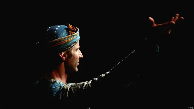 دبئی میں فرانس کے فنکار رقص کی پرفارمنس سے پہلے پریکٹس کر رہے ہیں۔ان فنکاروں کا تعلق پیرس کے اوپرا بیلت گلا سے ہے اور رقص کی یہ پرفارمنس دبئی کے فائیو سٹار ہوٹل مدينۃ الجميرا میں منعقد ہو رہی ہے۔