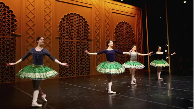 دبئی میں فرانس کے فنکار رقص کی پرفارمنس سے پہلے پریکٹس کر رہے ہیں۔ان فنکاروں کا تعلق پیرس کے اوپرا بیلت گلا سے ہے اور رقص کی یہ پرفارمنس دبئی کے فائیو سٹار ہوٹل مدينۃ الجميرا میں منعقد ہو رہی ہے۔