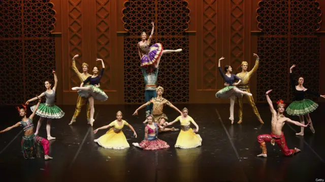 دبئی میں فرانس کے فنکار رقص کی پرفارمنس سے پہلے پریکٹس کر رہے ہیں۔ان فنکاروں کا تعلق پیرس کے اوپرا بیلت گلا سے ہے اور رقص کی یہ پرفارمنس دبئی کے فائیو سٹار ہوٹل مدينۃ الجميرا میں منعقد ہو رہی ہے۔