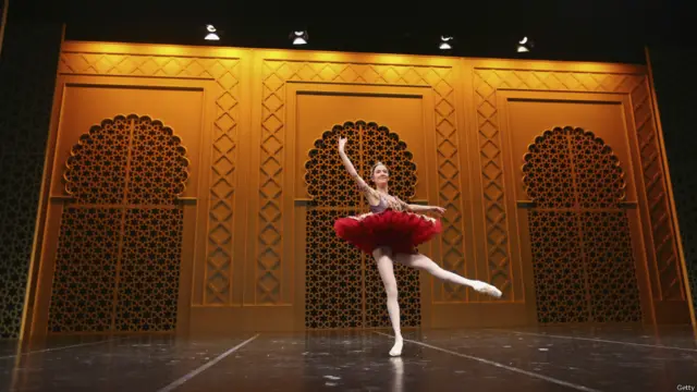 دبئی میں فرانس کے فنکار رقص کی پرفارمنس سے پہلے پریکٹس کر رہے ہیں۔ان فنکاروں کا تعلق پیرس کے اوپرا بیلت گلا سے ہے اور رقص کی یہ پرفارمنس دبئی کے فائیو سٹار ہوٹل مدينۃ الجميرا میں منعقد ہو رہی ہے۔