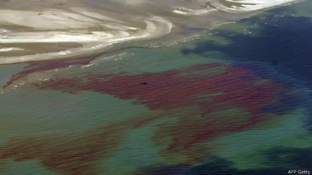 A raíz de un derrame de crudo en una plataforma petrolera en el Golfo de México se temió la contaminación de un gran segmento de la costa.