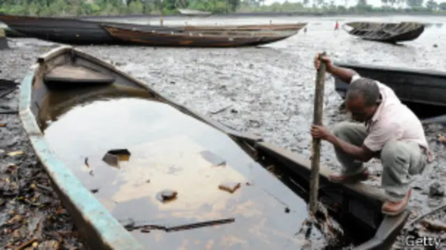 Pescador afectado por derrame de petróleo en Nigeria.