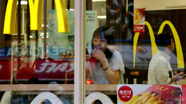 میکڈونلڈز نے اس بات کا بھی اعتراف کیا کہ ان کی آئس کریم سنڈے سے پلاسٹک کا ٹکڑا ملا ہے اور چکن نگٹس میں سے وینائل کا ٹکڑا