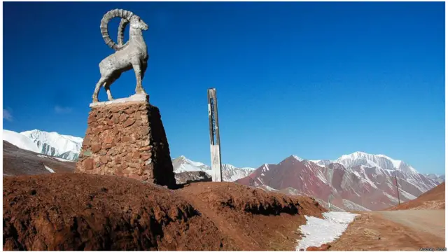 Chừng 220km về phía nam Osh có một bức tượng chú cừu của Marco Polo, đánh dấu cột mốc biên giới hoang vắng giữa Kyrgyzstan và Tajikistan ở độ cao 4.282m của hẻm núi Kyzylart Pass. Công viên Quốc gia Tajik nằm bao quanh hầu hết Dãy núi Pamir đã được đưa vào danh sách Di sản Thế giới của Unesco hồi 2013. (Hình: Audrey Scott)