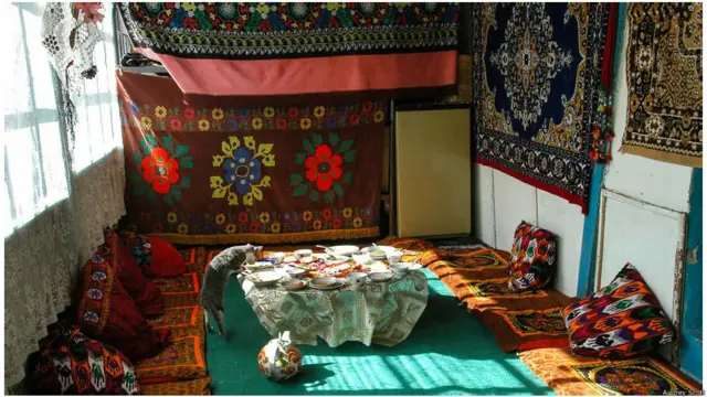 Căn nhà truyền thống của người Pamir, được gọi là huneuni chid, có gắn những biểu tượng của Hồi giáo Shia Ismaili, là phái tôn giáo được đa số người Pamir theo. Từ bên ngoài, các căn nhà trông giống như một khối đã được ốp gỗ đơn giản và được trát vữa sơ sài, nhưng bầu không khí bên trong rất ấm cúng, hiếu khách (Hình: Audrey Scott)